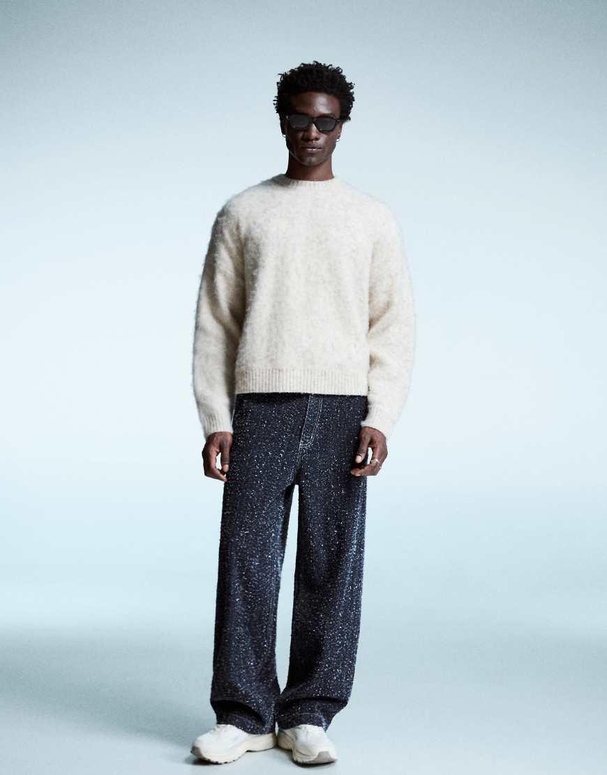 Bershka - Weite, bestickte Jeans in Blau-Marineblau von Bershka