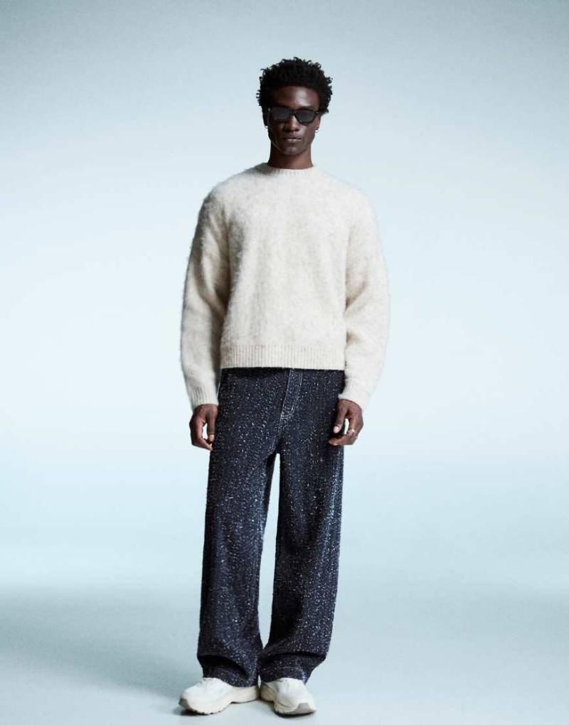 Bershka - Weite, bestickte Jeans in Blau-Marineblau von Bershka