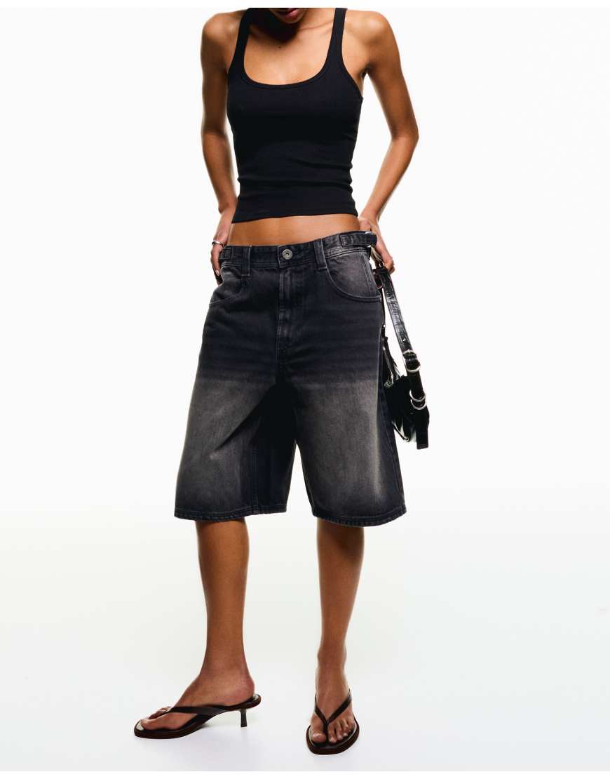 Bershka - Weite Bermuda-Jeansshorts in Schwarz von Bershka