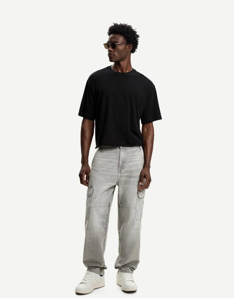 Bershka - Weite Cargo-Jeans in Hellgrau Bershka - Weite Cargo-Jeans in Hellgrau von Bershka