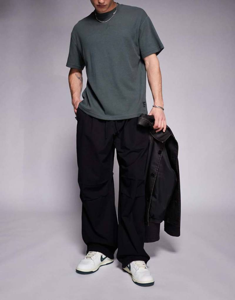 Bershka - Weite Fallschirmhose in Schwarz Bershka - Weite Fallschirmhose in Schwarz von Bershka