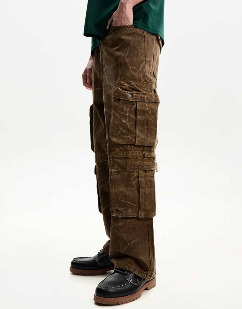 Bershka - Weite Hose in Braun mit Acid-Waschung und mehreren Cargo-Taschen von Bershka