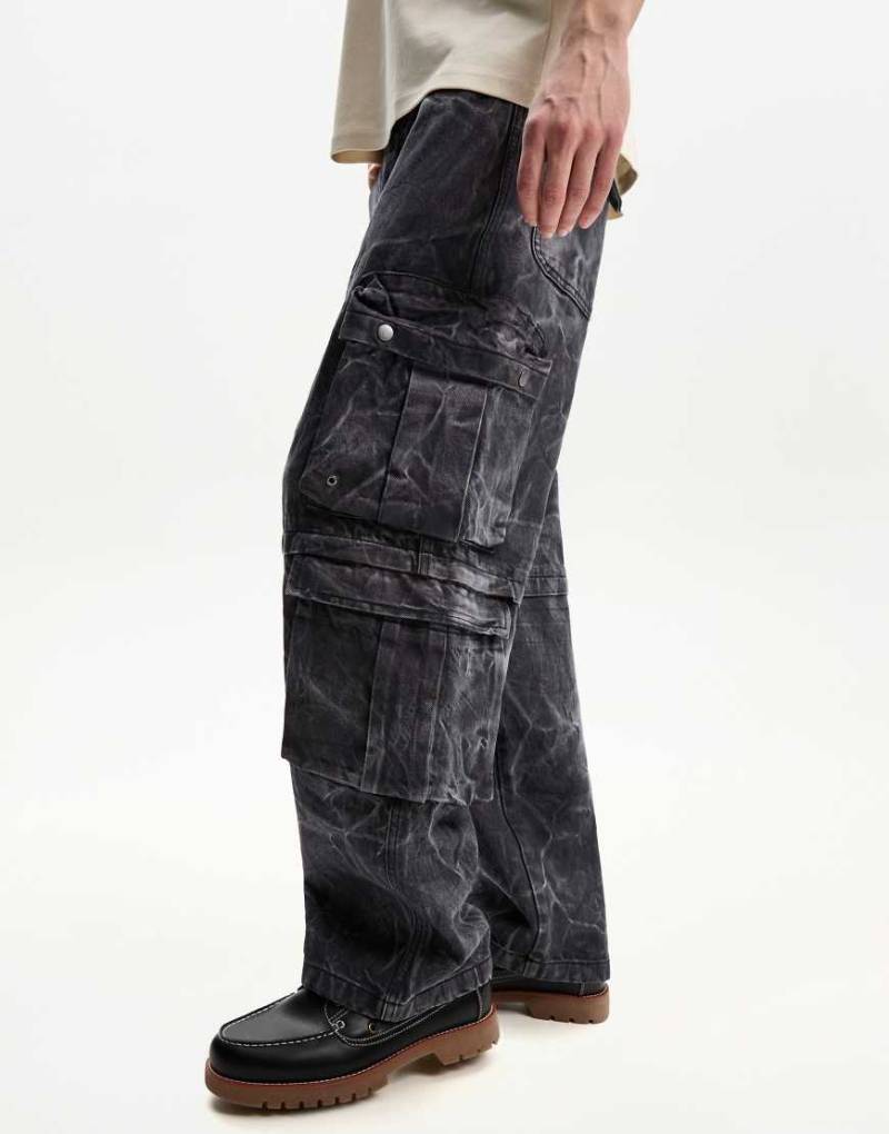 Bershka - Weite Hose in Schwarz mit Acid-Waschung und mehreren Cargo-Taschen von Bershka