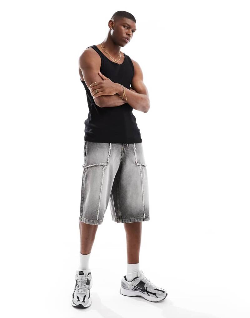 Bershka - Weite Jeans-Bermudashorts in Hellgrau mit Fransen von Bershka