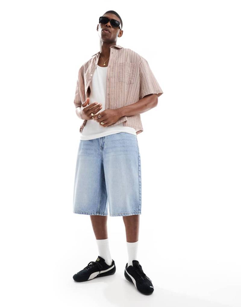 Bershka - Weite Jeans-Bermudashorts in Mittelblau von Bershka