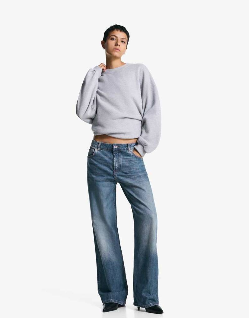 Bershka - Weite Jeans in Dirty-Blau-Grün von Bershka
