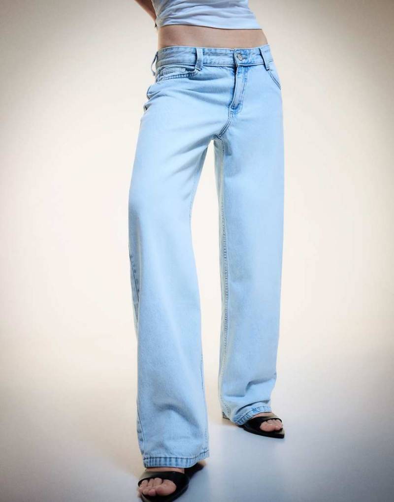 Bershka - Weite Jeans in Hellblau mit abgerundetem Beinschnitt von Bershka