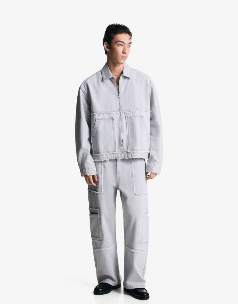 Bershka - Weite Jeans in Hellgrau mit Fransen Bershka - Weite Jeans in Hellgrau mit Fransen von Bershka