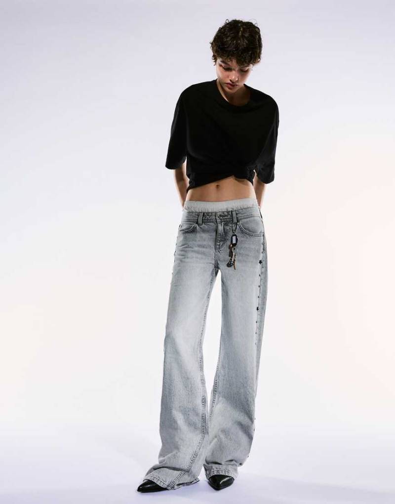 Bershka - Weite Jeans in Hellgrau mit Sternen und Nieten von Bershka