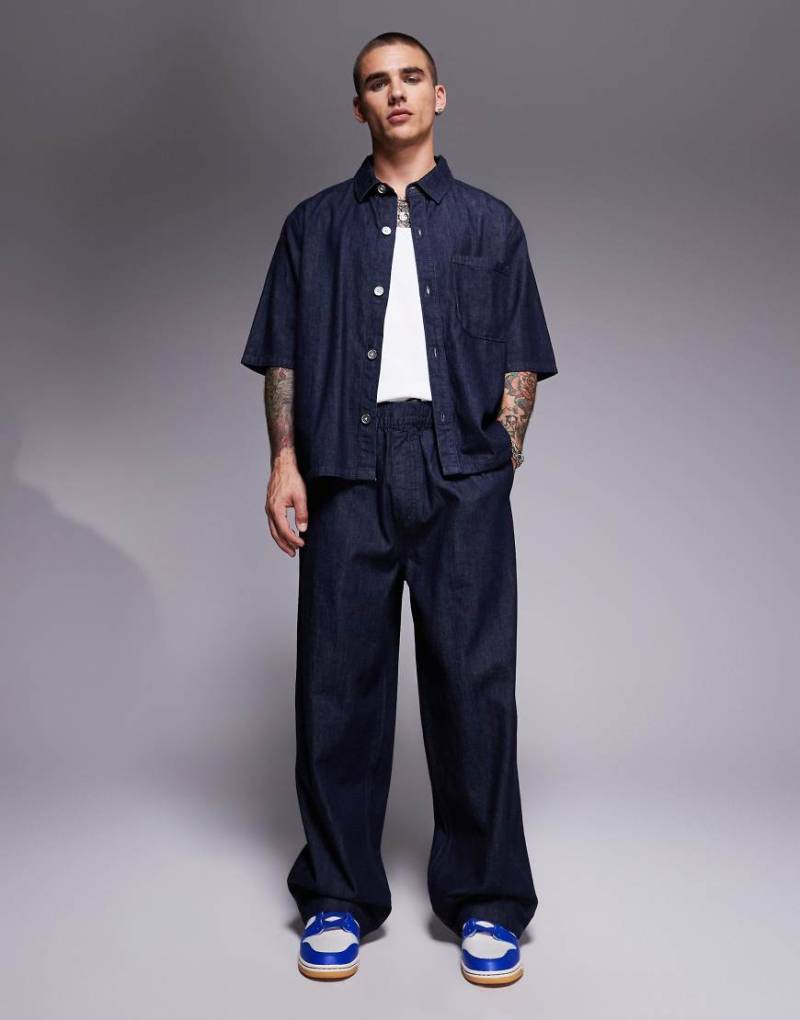 Bershka - Weite Jeans in Indigoblau mit Kordelzugbund von Bershka