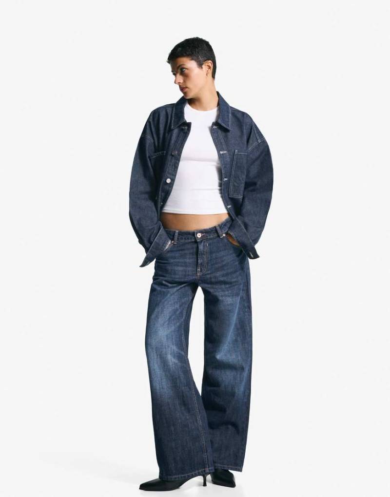 Bershka - Weite Jeans in Jeansblau von Bershka