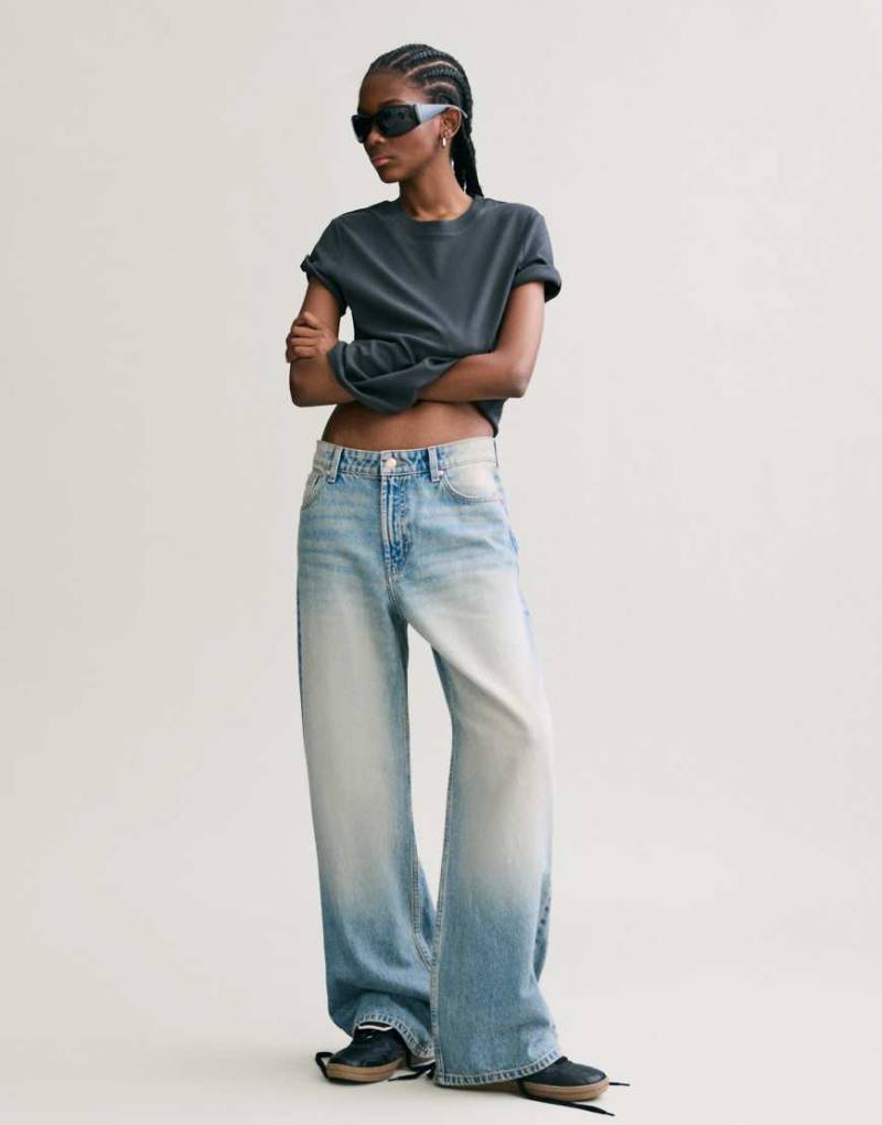 Bershka - Weite Jeans in Mittelblau von Bershka