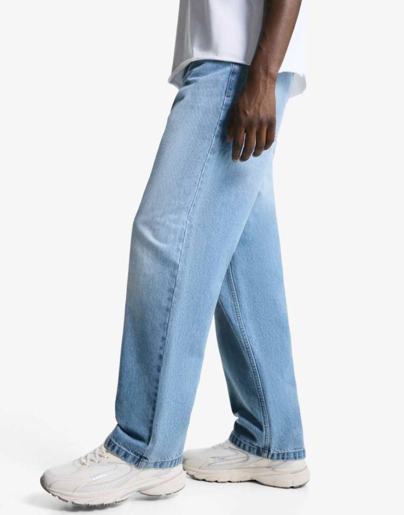 Bershka - Weite Jeans in Mittelblau von Bershka