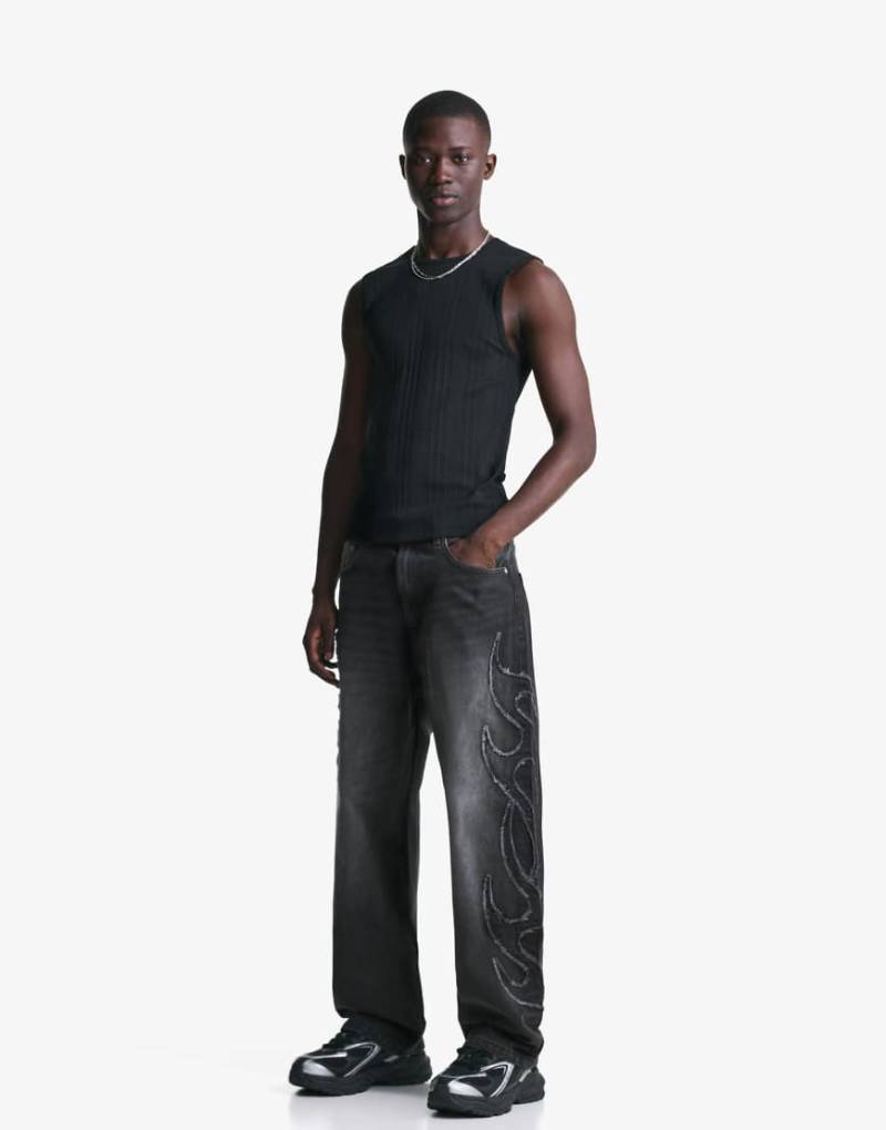 Bershka - Weite Jeans in Schwarz mit Aufnäher von Bershka