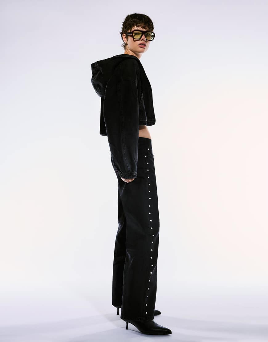 Bershka - Weite Jeans in Schwarz mit Sternen und Nieten Bershka - Weite Jeans in Schwarz mit Sternen und Nieten von Bershka