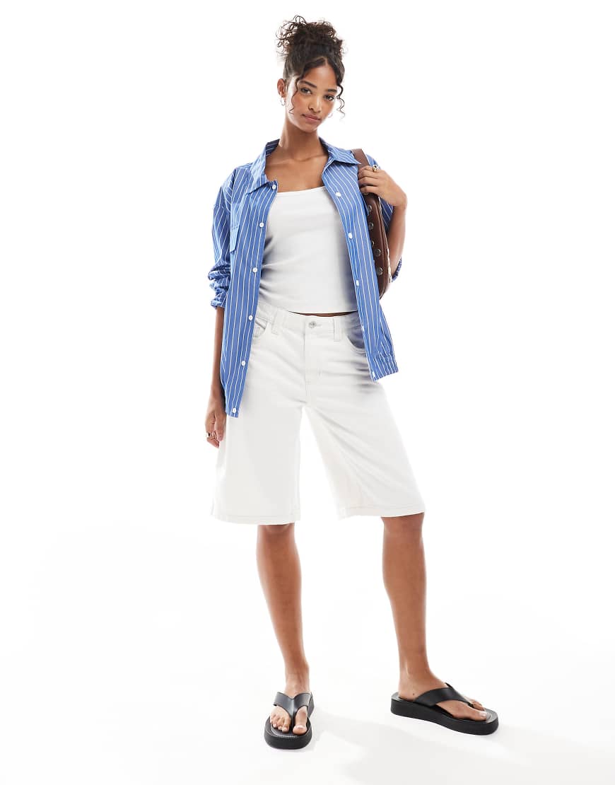 Bershka - Weite Longline-Jeans-Shorts in Ecru-Neutral Bershka - Weite Longline-Jeans-Shorts in Ecru-Neutral von Bershka