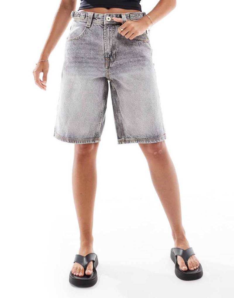 Bershka - Weite Longline-Shorts in Grau mit verstellbarem Bund von Bershka