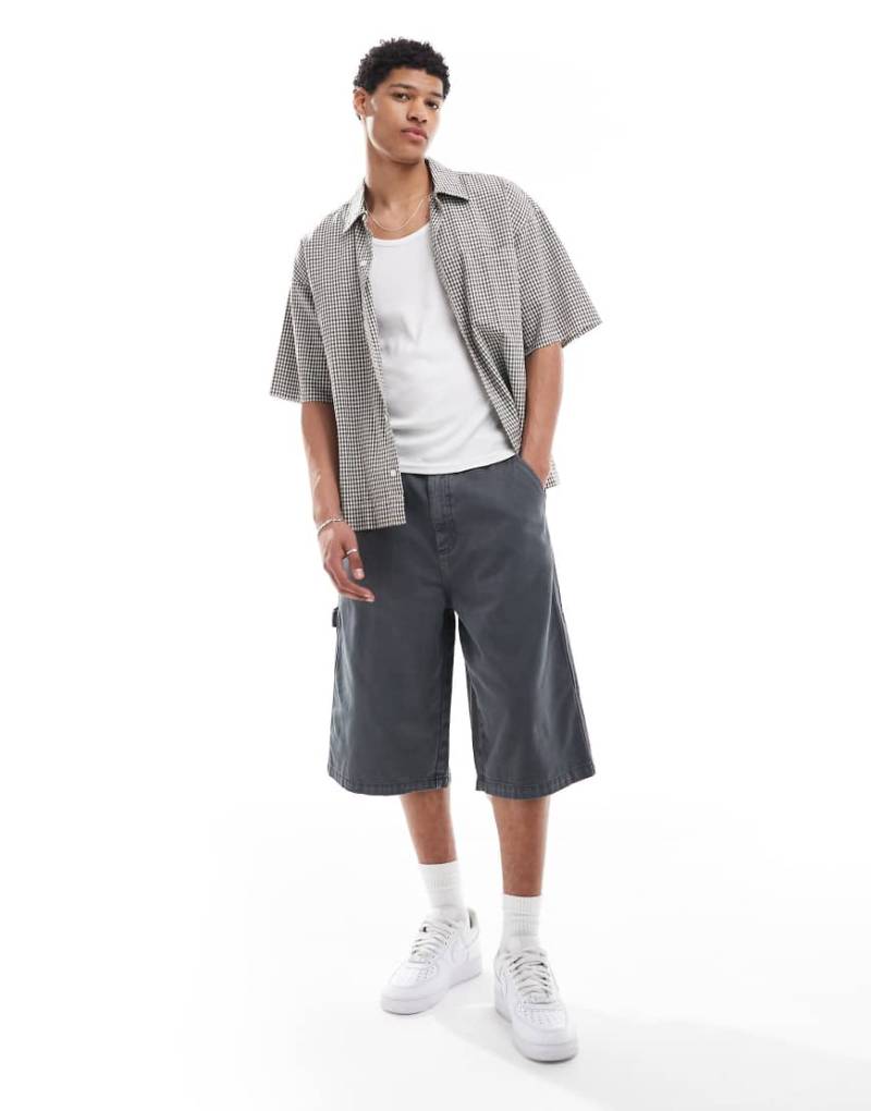 Bershka - Weite Worker-Jeans-Shorts in Anthrazit-Grau von Bershka