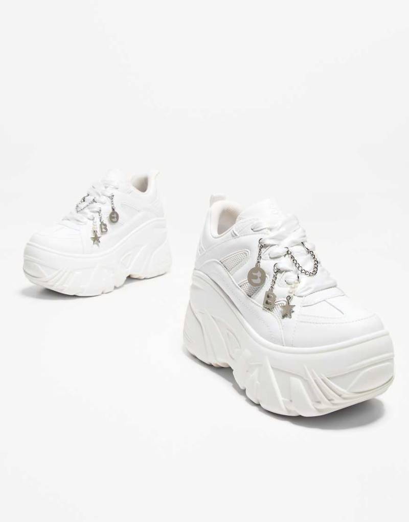 Bershka - XI - Sneaker in Weiß mit Plateausohle und Anhängern Bershka - XI - Sneaker in Weiß mit Plateausohle und Anhängern von Bershka