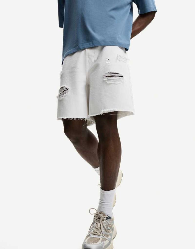 Bershka - Zerrissene Jeans-Bermudashorts in Weiß von Bershka
