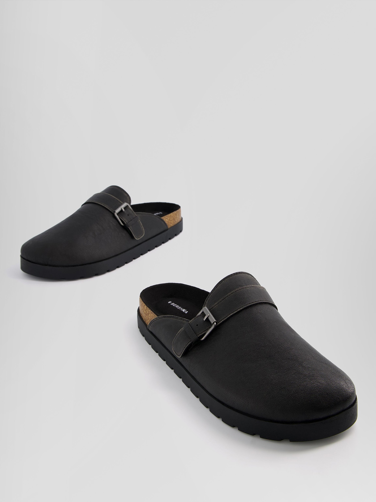 Clogs von Bershka