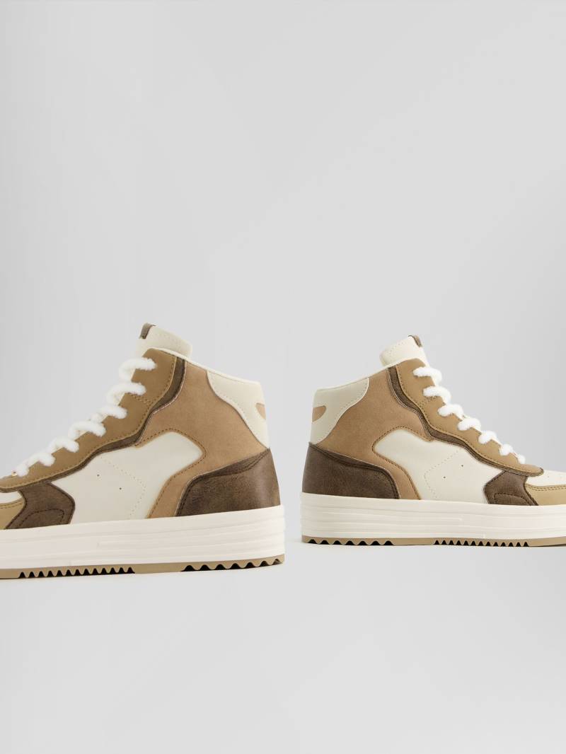 Sneaker von Bershka