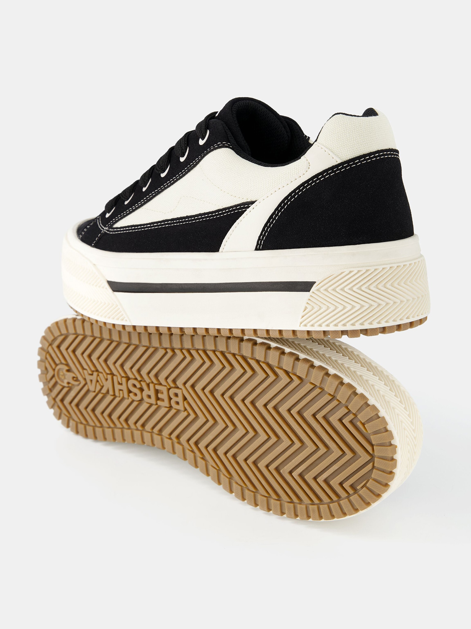 Sneaker von Bershka