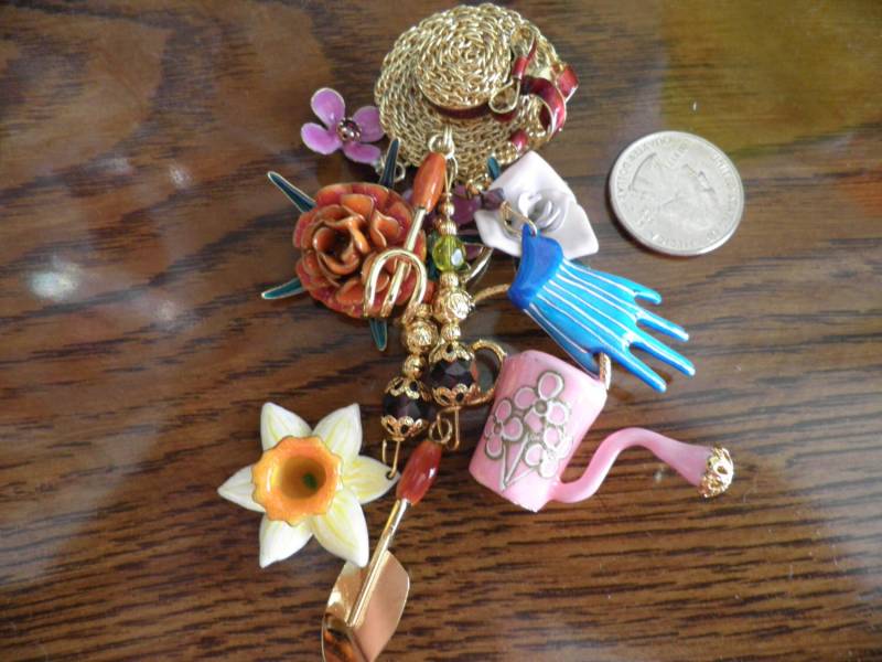 L@tr Frühling Garten Anhänger/Brosche von BertsBounty