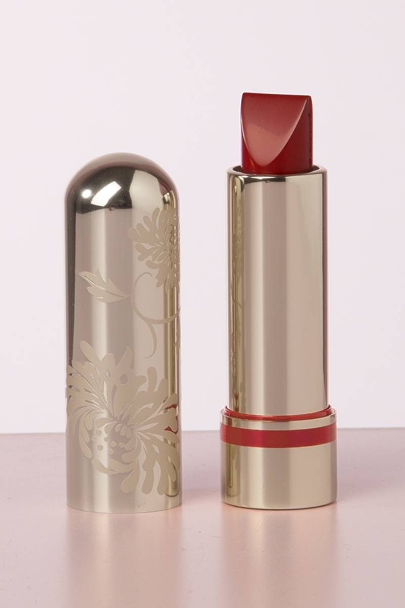 Klassischer Farb-Lippenstift in Samtrot von Bésame Cosmetics