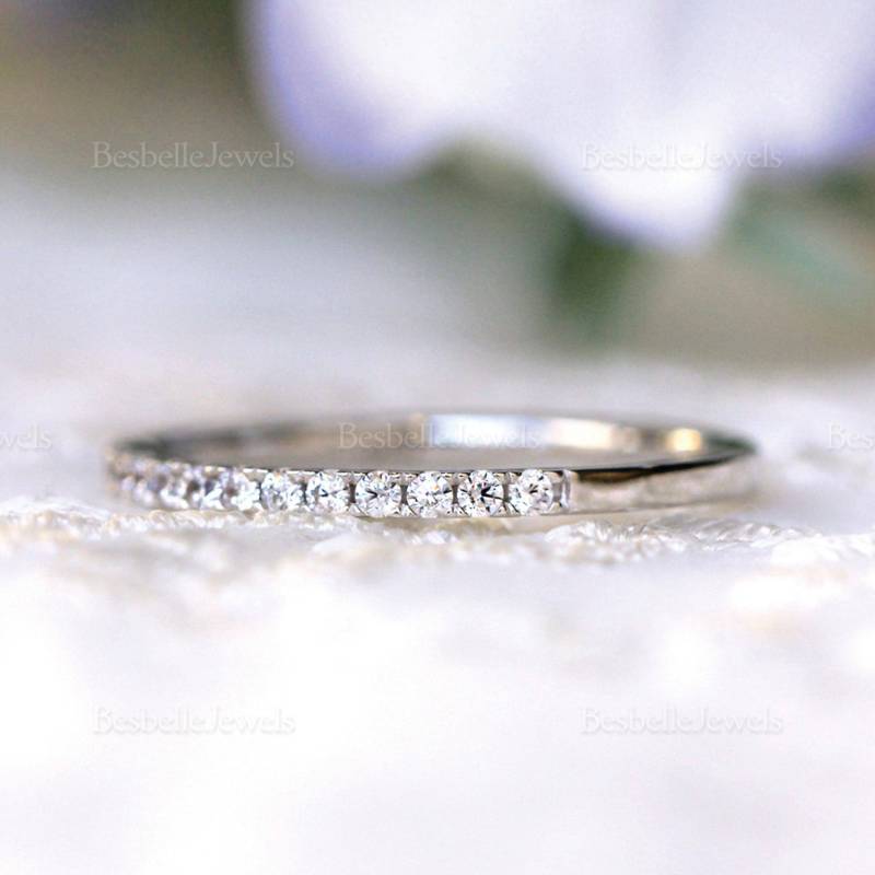 1, 4 Mm Halb Pave Eternity Ring - 4x4 Zacken Brilliant Set Stapeln Ehering Bandring Zarte Band | 7654Hr von BesbelleJewels