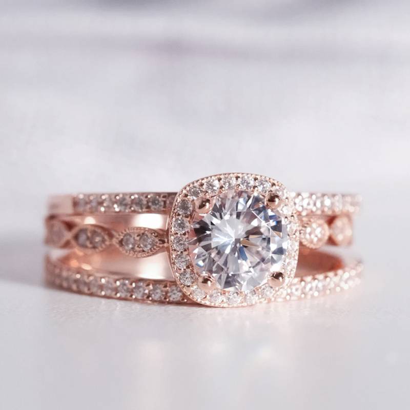 2.35 Cttw Art Deco Brautring Set - Runder Halo Verlobungsring Mit Zwei Eternity Bands Vintage Dreifach Ehering | 5553-3Pr von BesbelleJewels