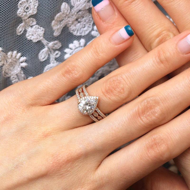 3.26 Cttw Halo-Braut-Set Verlobungsring Mit Zwei Pave Eternity Zierliche Hochzeitsringe | 6253-3Pr von BesbelleJewels