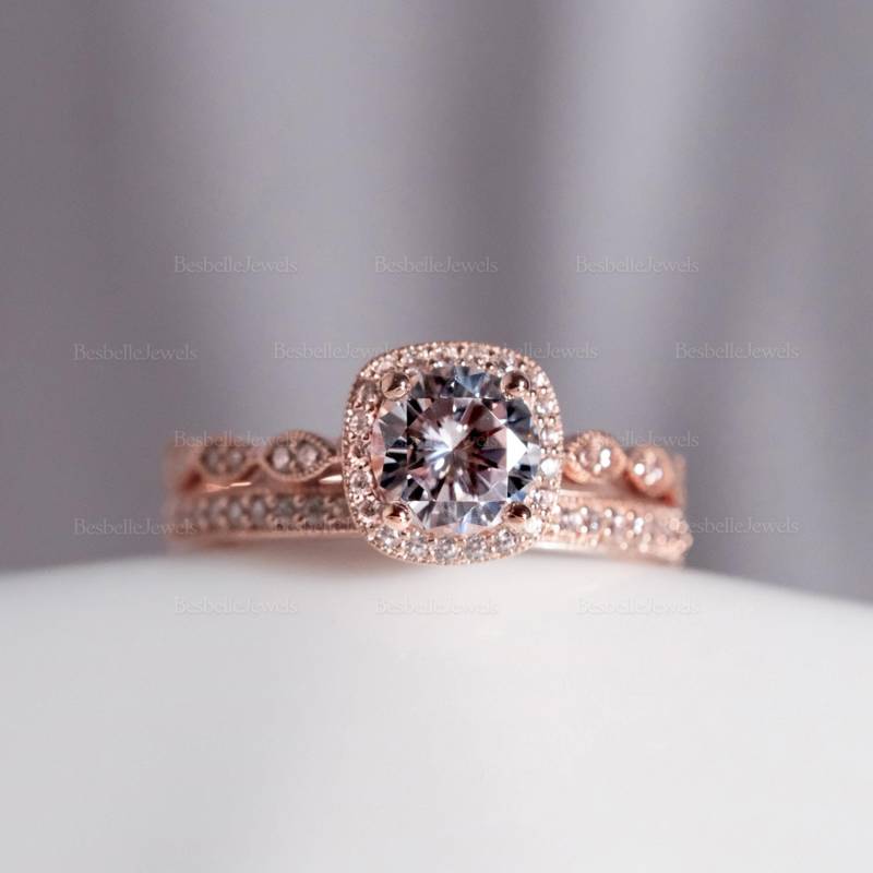 Vintage Art Deco Braut Set - Runde Brilliantschliff Halo Verlobungsring Mix Matched Ring & Match Stapelbarer | 5553-2Mr von BesbelleJewels