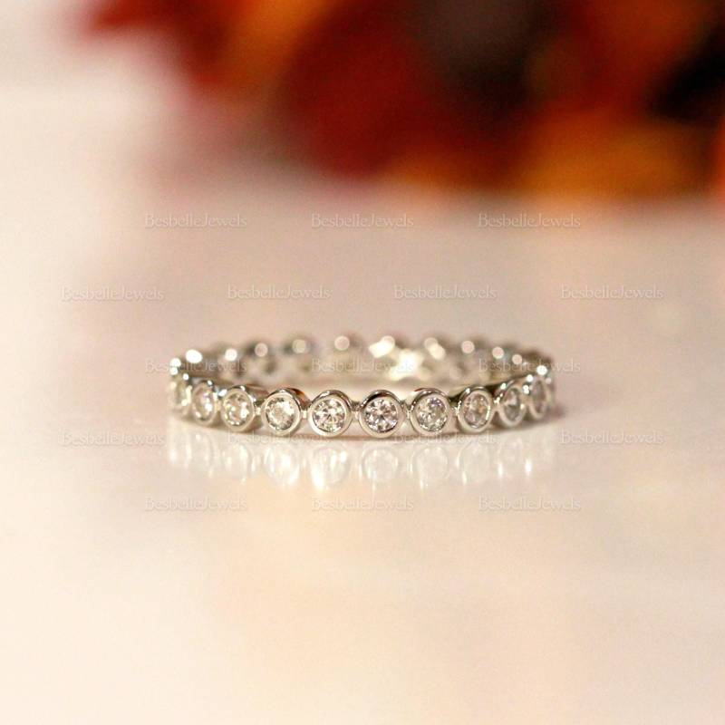 Bezel Set Eternity Ring - Einzigartige Ehering Stapelbar Runder Brillantschliff Bandring | 3413Er von BesbelleJewels