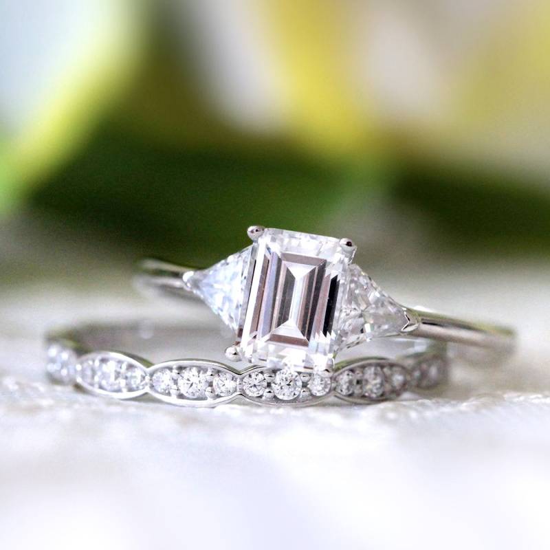 Drei Stein Smaragd Verlobungsring Set - Art Deco Halbe Ewigkeit Braut Ehering Ring Und Trillion Schliff [Br8420Em-2A] von BesbelleJewels