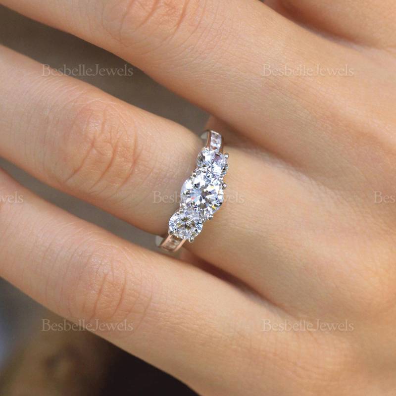 Drei-stein-Verlobungsring - Runder Eleganter Vintage-stil Ring | 8612R von BesbelleJewels