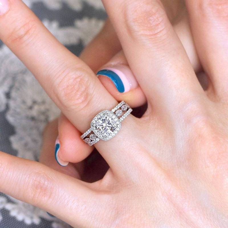 Dreiteiliges Kissenschliff Braut Set - Art-Deco-Kissenschliff Halo Verlobungsring Stapelring Set, Zierliches | 6153-3Pr von BesbelleJewels