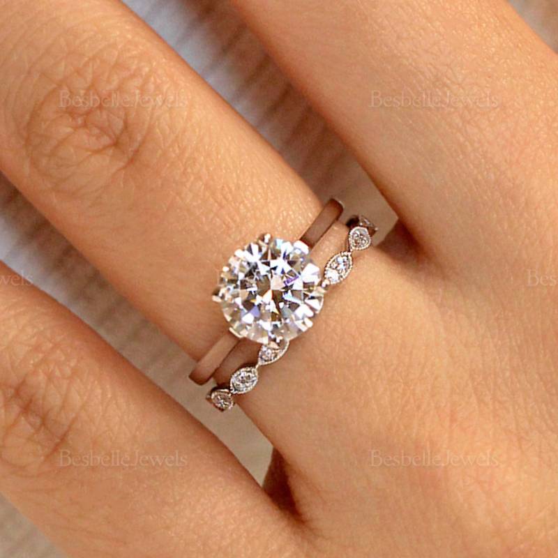 Elegantes Rundes Solitär-Brautschmuckset - Art Deco Runder Brilliantschliff Ehering-Set Mix & Matching-Schmuckset Für Den Ehering | 5313-2R von BesbelleJewels