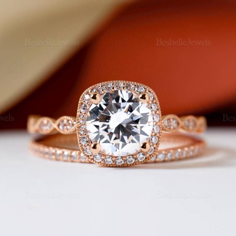 Vintage Runde Art Deco Brautring Set - Doppel Verlobungsring Elegante Halo Ehering | 6053-2Pr von BesbelleJewels