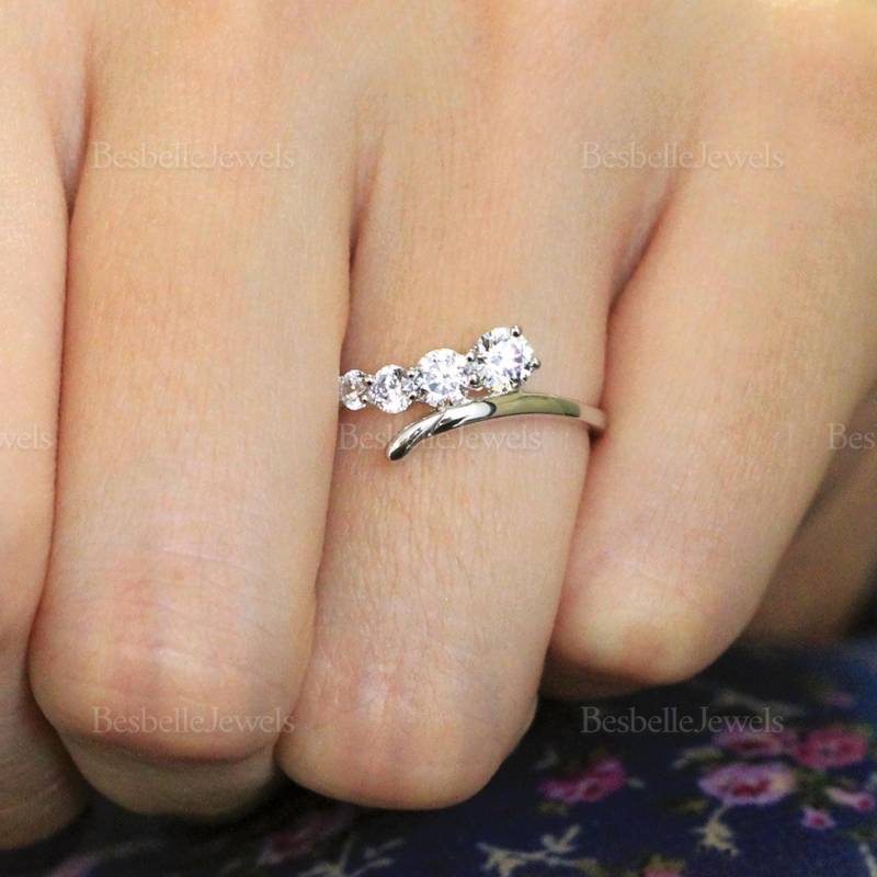 Einzigartiger Fünf-stein-Ring - Runder Crossover-Ring Geschenk Für Sie Fünf-stein-Verlobungsring | 4516R von BesbelleJewels