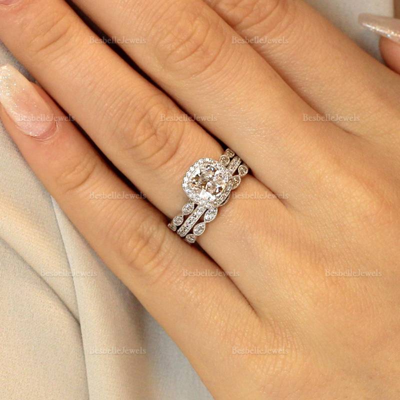 Kissen Halo Brautring Set/Vintage Art Deco Ehering Zierliche Vorgesetzte Labor Erstellte Cz Diamant 3Pc Stapelring | 6153-3Mxr von BesbelleJewels