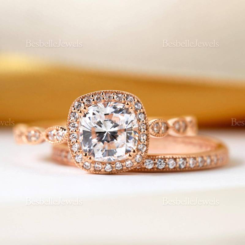 Kissen Quadrat Art Deco Braut Set - Winter Hochzeit Schmuck Kissenschliff Halo Verlobungsring Milgrain Eternity Ring | 6153-2Mr von BesbelleJewels