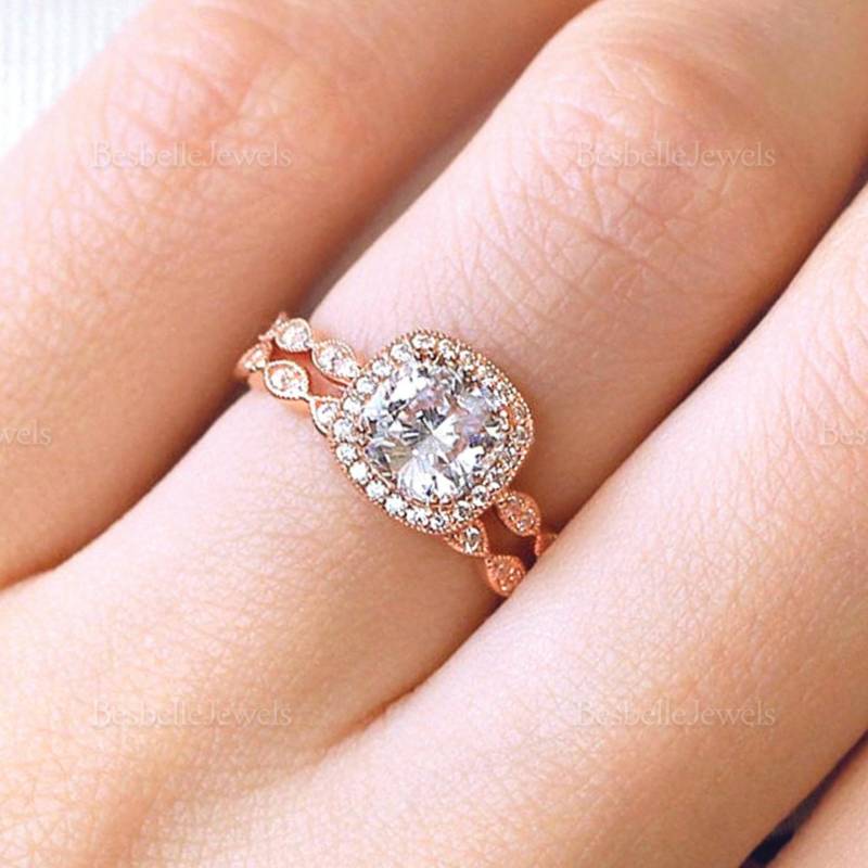 Kissenschliff Art-Deco Braut Set - Verlobungsring Stapel Ewigkeit Ehering Geschenk Für Sie | 6153-2R von BesbelleJewels