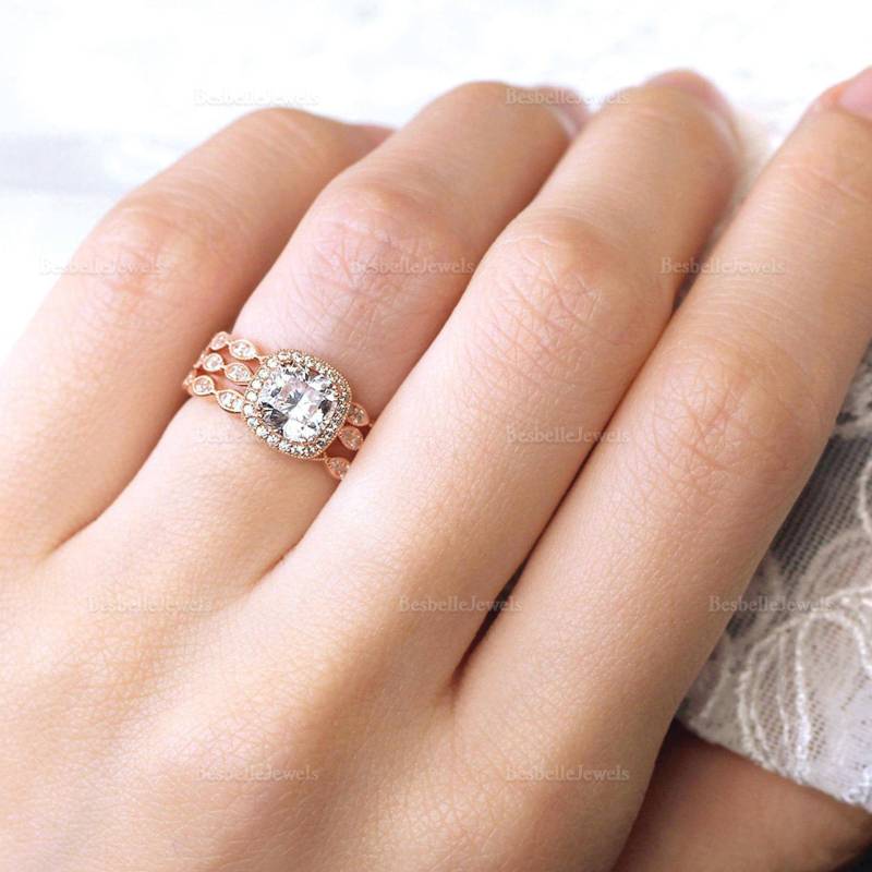 Kissenschliff Art Deco Brautring - Halo Verlobungsring Ehering Set Stapelring Geschenk Für Sie | 6153-3R von BesbelleJewels