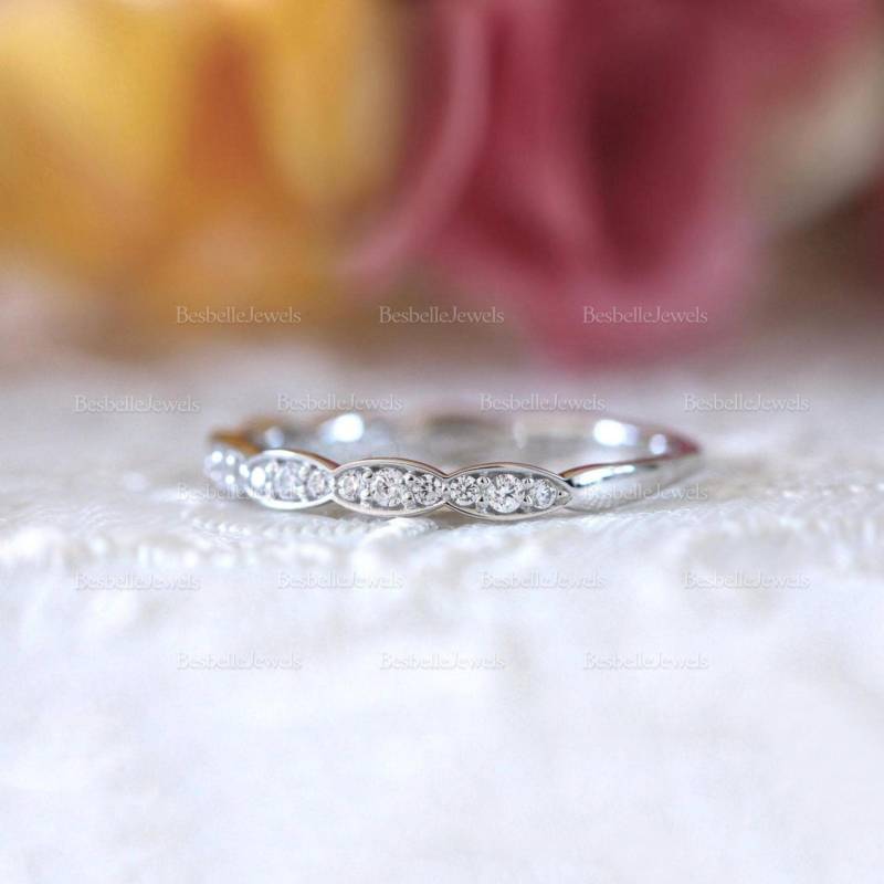 Lumibean Band, Marquise-Förmiger Halber Eternity-Ring, Stapelbarer Art-Deco-Ring, 2 Mm Breites Ehering, Bandring Im Brillantschliff | 2354Hr von BesbelleJewels