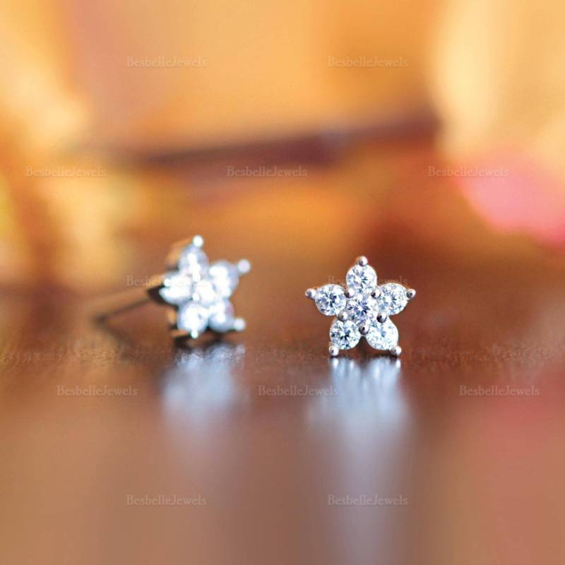 Minimalist Blumen Ohrstecker - Diamant Ohrringe Geschenk Für Sie Hochzeits Tochter | 0311E von BesbelleJewels