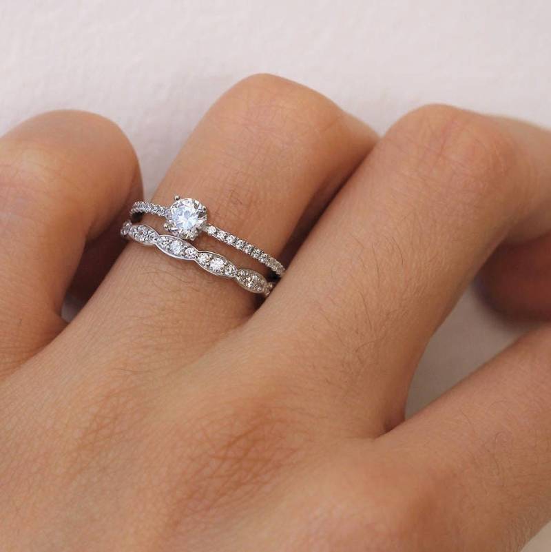 Minimalist Ring Set - Rund Brilliantschliff Verlobungsring Stapel | 3854-2Ar von BesbelleJewels