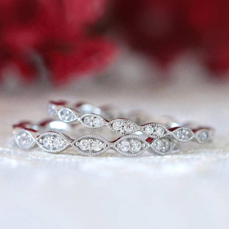 Mix & Match Art Deco Eternity Ring Set - Stapelbares Vintage Zierliches Ehering | 2954-2Ar von BesbelleJewels