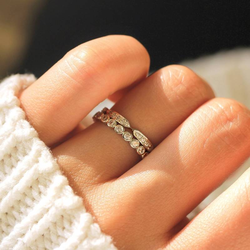 Pave & Bezel Eternity Ring Set - Stapelbare Ringe Brillantschliff Art Deco Eheringe [Br3016-2B] von BesbelleJewels