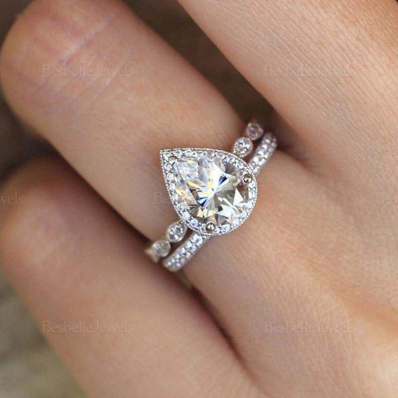 Pear Cut Milgrain Art Deco Braut Set - Birne Halo Verlobungsring Vintage Ehering Stapelringe | 6253-2Mr von BesbelleJewels